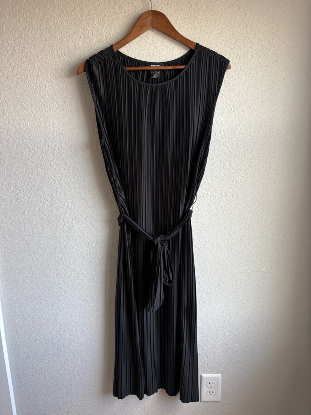 DKNY Black Pleated Midi Dress Sleeveless Tie Waist Size 2